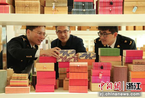 湖州海關(guān)關(guān)員檢查竹木製品 謝穎 供圖